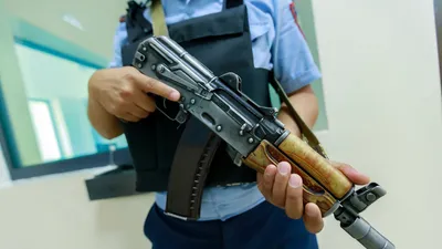 Служебное оружие, полиция, полицейский, сурет - Zakon.kz жаңалық 26.08.2025 16:48
