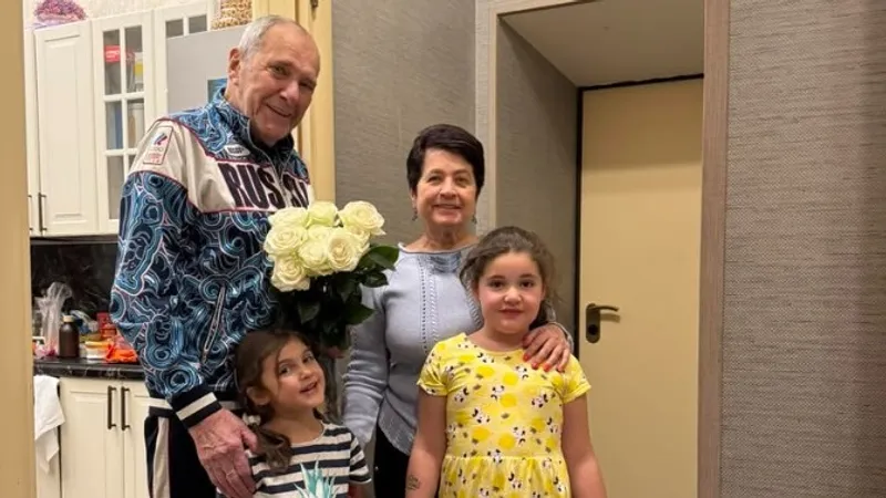 85-летний Эммануил Виторган поделился снимком с супругой и подрастающими дочерями