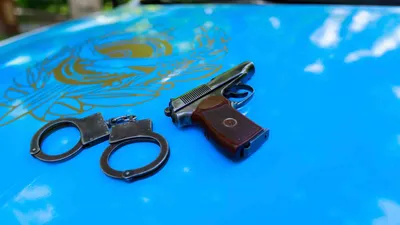 Полицейский пистолет, пистолет полицейского, наручники, фото - Новости Zakon.kz от 30.06.2025 15:46