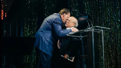 Арнольд Шварценеггер Дэнни ДеВито награждение премия театр, фото - Новости Zakon.kz от 12.03.2025 09:44