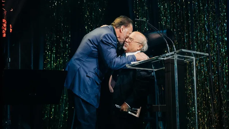 80-летний Дэни ДеВито получил премию за достижения от своего лучшего друга Шварценеггера