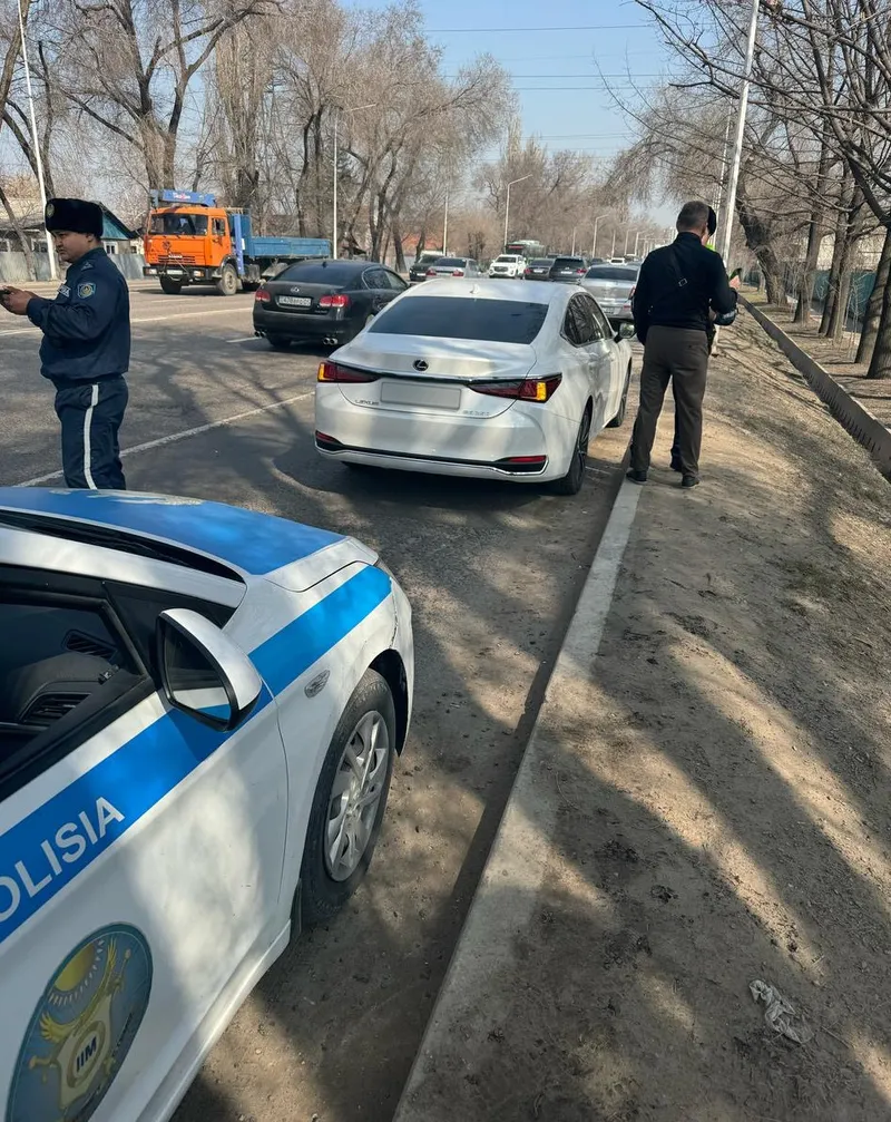 рейды по дорогам Алматы в поисках должников, фото - Новости Zakon.kz от 14.03.2025 10:54