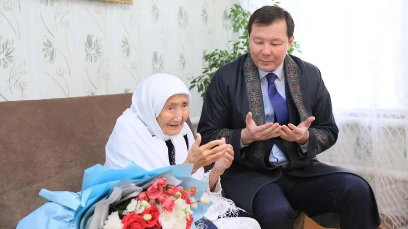 110-летнюю актюбинку навестил аким в Көрісу күні