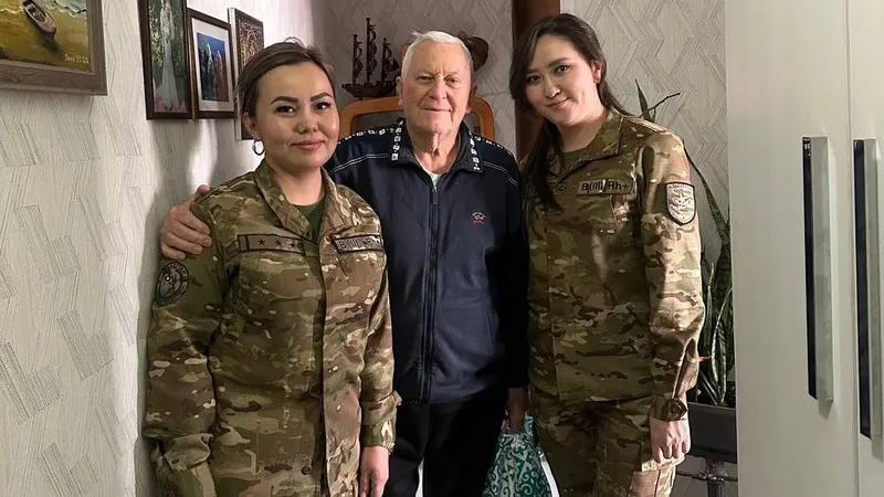 День милосердия: продуктами и подарками порадовали ветеранов военнослужащие в Алматы