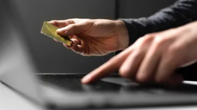 6 млн тенге взял в кредит акмолинец и отдал их мошенникам, фото - Новости Zakon.kz от 15.03.2025 10:53