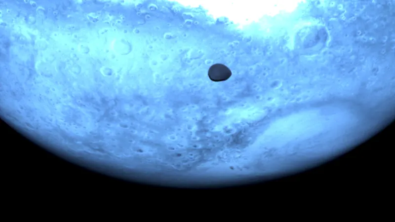 Зонд прислал первое фото загадочного спутника Марса