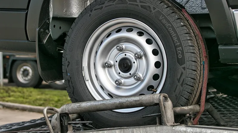 Крадут дорогие автомобили: казахстанцев предупреждают о мошенниках