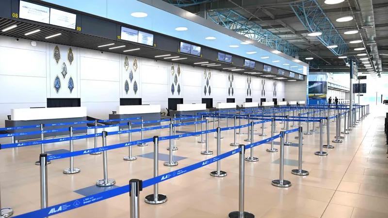 "Сначала попросил телефон": видео и новые подробности самоподжога в аэропорту Алматы