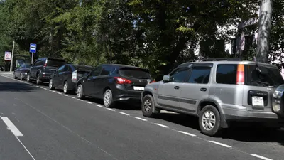 Алматы, ограничения на одной из улиц, организация дополнительных парковок, фото - Новости Zakon.kz от 18.03.2025 13:03