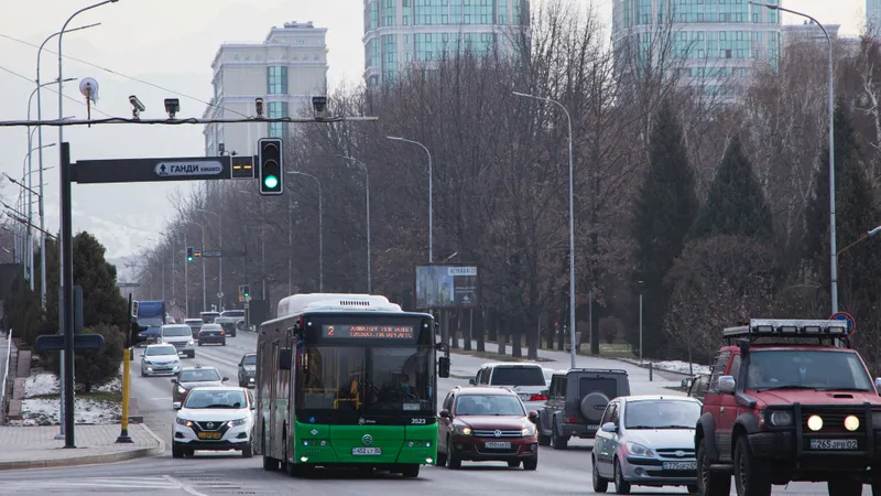 Автобус сбил электросамокатчиков в Алматы