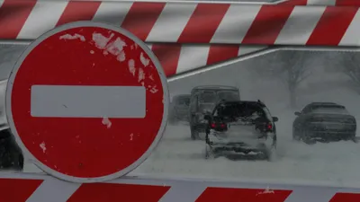 Закрытая трасса, стоп, снегопад, метель, закрытая дорога, непогода, перекрытая дорога, заносы, сурет - Zakon.kz жаңалық 30.12.2025 09:52