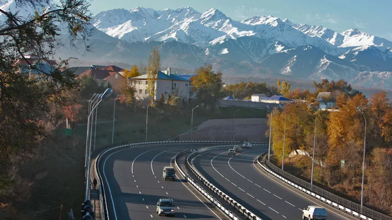 В Алматы временно изменят движение из-за просадки асфальта в Турксибском районе