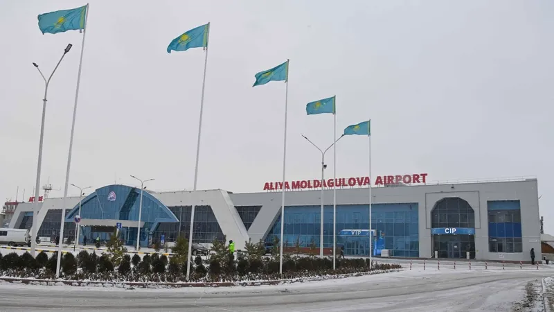 Казахстанец провожал пассажиров в аэропорту и получил крупный штраф