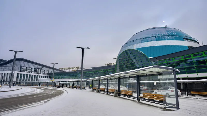 Замерзающий дождь в Астане: пассажиров срочно предупредили о задержках рейсов