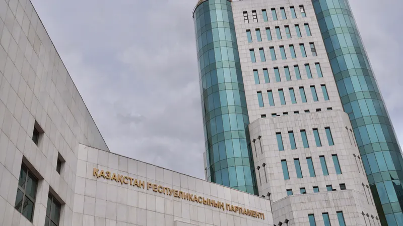 Ашимбаев прокомментировал слухи о внеочередных выборах в Парламент