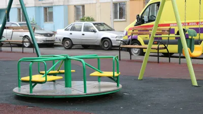 Скорая помощь, машина скорой помощи, автомобиль скорой помощи, карета скорой помощи, детская площадка, скорая помощь у детской площадки, машина скорой помощи у детской площадки, сурет - Zakon.kz жаңалық 01.12.2025 13:26