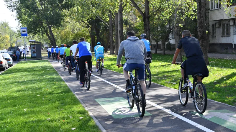 В каких случаях водители велосипедов и электросамокатов обязаны быть в шлеме, а когда – нет