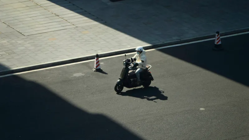 За какие нарушения смогут наказывать водителей мопедов с 5 апреля