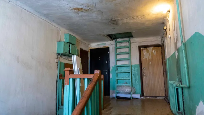 Жители Алматы пожаловались на протекающую крышу дома после недавнего ветра