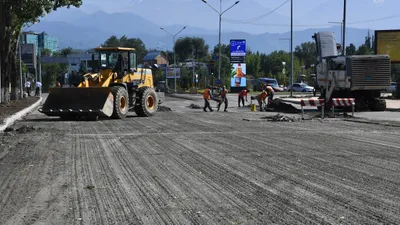 Укладка асфальта, асфальтирование дорог, ремонт дорог, ремонт дороги, рабочие, асфальтоукладчики, машины для укладки асфальта, техника для дорожных работ, дорожно-ремонтные работы, дорожные работы, фото - Новости Zakon.kz от 30.10.2025 15:06