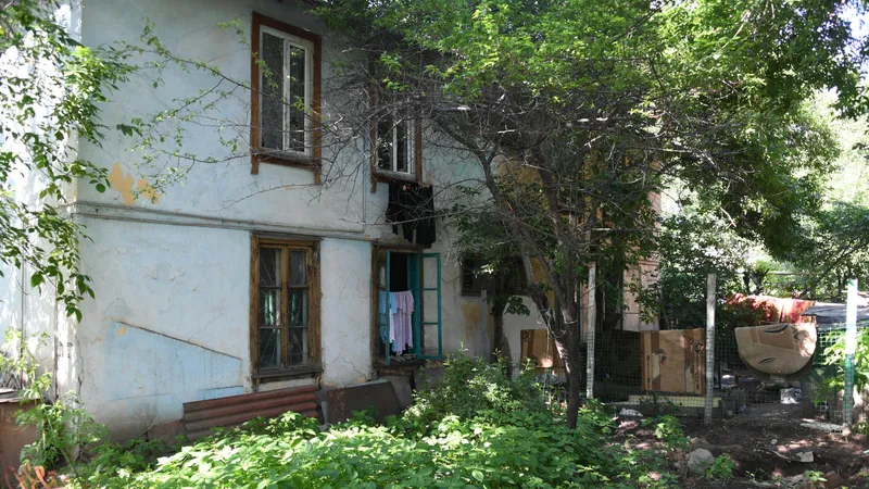 Снос ветхих домов в Казахстане