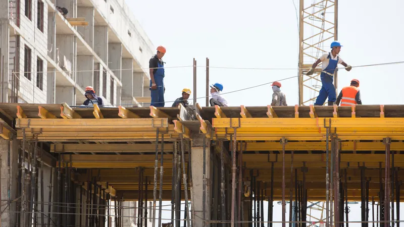 "8,7 млн тенге "списаны зря": недобросовестный подрядчик сорвал строительство дома