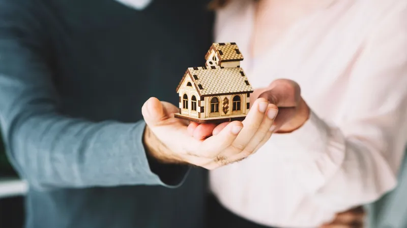 Можно ли переоформить квартиру без мужа или жены