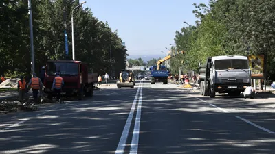 Укладка асфальта, асфальтирование дорог, ремонт дорог, ремонт дороги, рабочие, асфальтоукладчики, машины для укладки асфальта, техника для дорожных работ, дорожно-ремонтные работы, дорожные работы, фото - Новости Zakon.kz от 26.06.2025 09:54