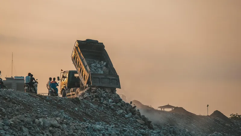 Водитель грузовика выгружал мусор рядом с роддомом в Актау