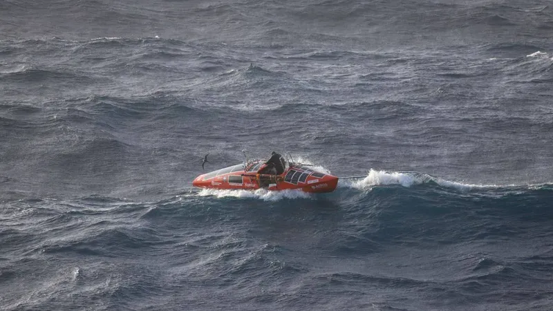 Федора Конюхова эвакуируют с весельной лодки в Южном океане