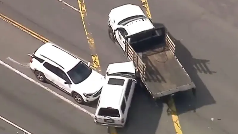Американец угнал грузовик и протаранил 13 машин в Калифорнии