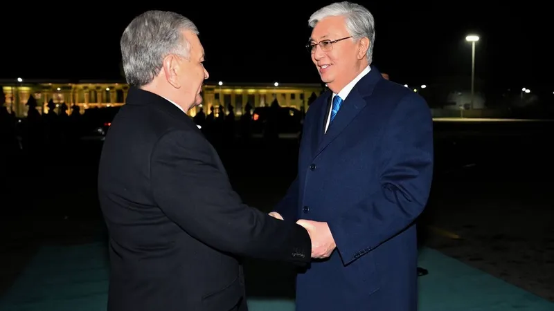 Токаев тепло проводил Мирзиёева в аэропорту Алматы