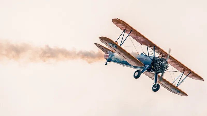 Самолет рухнул на жилой дом в США и взорвался