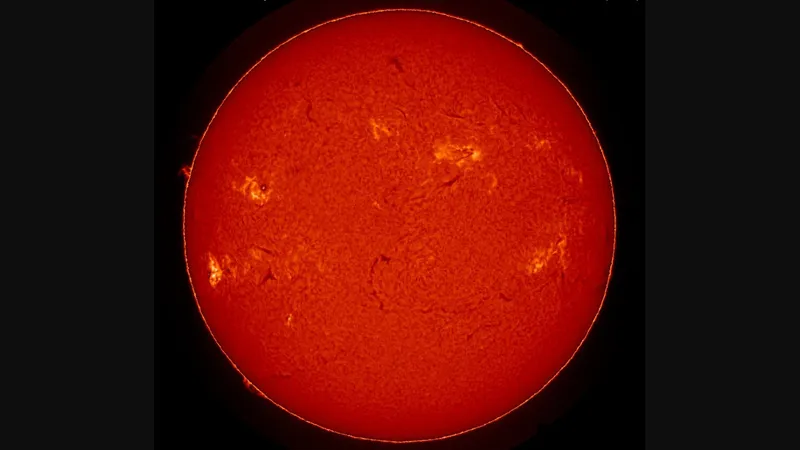 Серии крупных вспышек фиксируют на Солнце два дня подряд