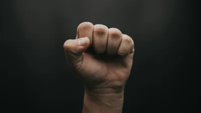 Кулаки, драка, насилие, нападение, потасовка, избиение, перепалка, схватка, разборка, разборки, рукоприкладство, побои, конфликт, бой, борьба, фото - Новости Zakon.kz от 01.07.2025 15:46