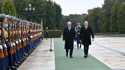 Президент Республики Казахстан Касым-Жомарт Токаев и Президент Азербайджана Ильхам Алиев, Касым-Жомарт Токаев и Ильхам Алиев, Казахстан и Азербайджан, Казахстанско-азербайджанские отношения, сурет - Zakon.kz жаңалық 03.10.2025 17:01