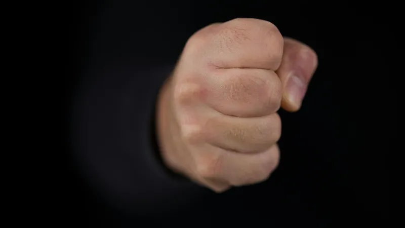 Житель Туркестанской области жестоко избил пожилого отца и попал на видео