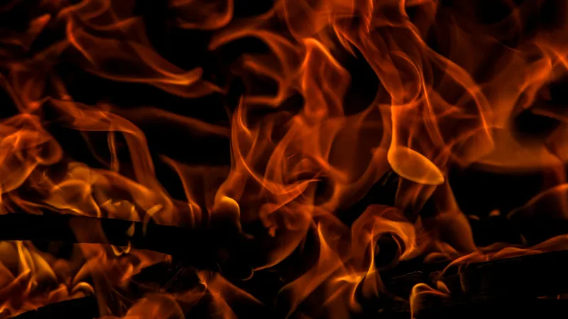 Мощный взрыв на газопроводе в Малайзии: на кадрах огненный фонтан в 500 метров