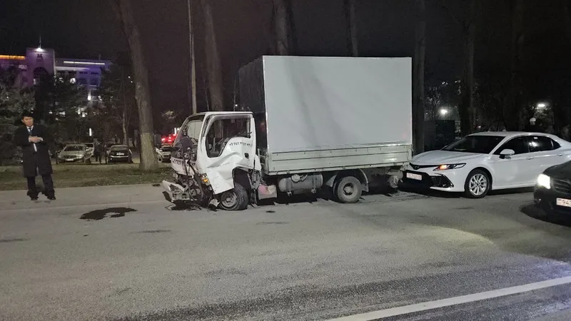 В Алматы легковушка столкнулась лоб в лоб с грузовиком