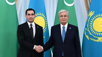 Президент Республики Казахстан Касым-Жомарт Токаев и Президент Туркменистана Сердар Бердымухамедов, Касым-Жомарт Токаев и Сердар Бердымухамедов, Казахстан и Туркменистан, Казахстанско-туркменские отношения, фото - Новости Zakon.kz от 21.11.2025 18:02