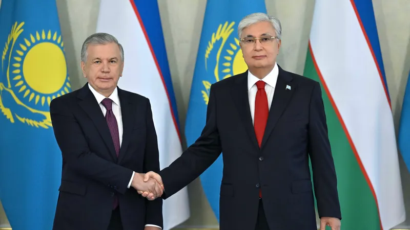 Президент Республики Казахстан Касым-Жомарт Токаев и Президент Узбекистана Шавкат Мирзиёев, Касым-Жомарт Токаев и Шавкат Мирзиёев, Мирзиёев и Токаев, Токаев и Мирзиёев, Казахстан и Узбекистан, Казахстанско-узбекистанские отношения, фото - Новости Zakon.kz от 24.07.2026 13:06