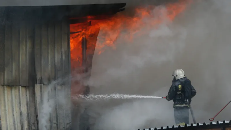 Два человека пострадали при пожаре в Актобе
