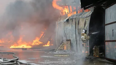 Пожар на складе, горящие склады, горящий склад, тушение склада, возгорание складских помещений, пожарный, пожарные, пожарная служба, тушение пожара, сурет - Zakon.kz жаңалық 18.06.2025 15:08