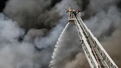 Пожар на складе, горящие склады, горящий склад, тушение склада, возгорание складских помещений, пожарный, пожарные, пожарная служба, пожарный кран, тушение пожара, фото - Новости Zakon.kz от 19.06.2025 13:04