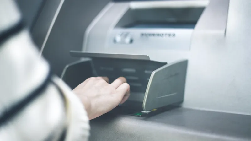 В Казахстане снизилось число операций по выдаче наличных денег