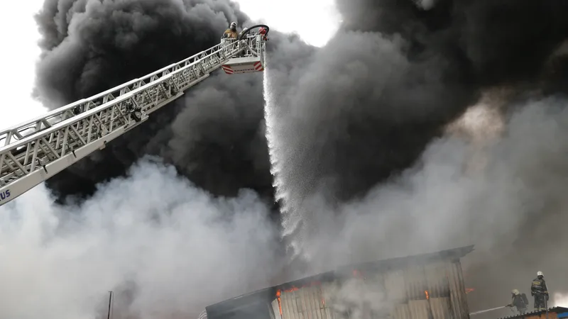 Пожар в производственном здании напугал жителей Петропавловка