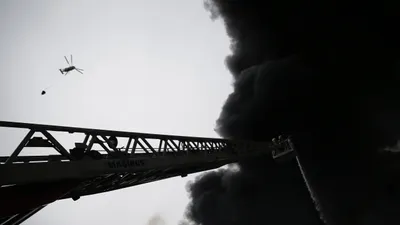 Пожар на складе, горящие склады, горящий склад, тушение склада, возгорание складских помещений, пожарный, пожарные, пожарная служба, пожарный кран, тушение пожара, фото - Новости Zakon.kz от 27.07.2025 04:35