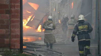 Пожар на складе, горящие склады, горящий склад, тушение склада, возгорание складских помещений, пожарный, пожарные, пожарная служба, тушение пожара, фото - Новости Zakon.kz от 28.09.2025 03:30