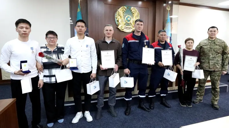В Алматы наградили героев, спасших в горах мужчину с переломом позвоночника