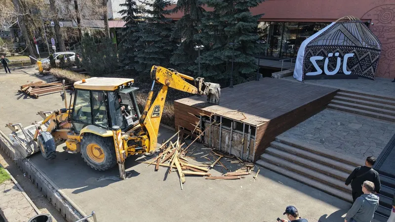 В центре Алматы разрушили пристройку к кафе